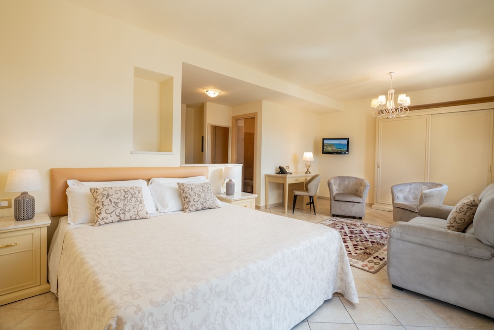 Junior Suite, 1 King Bed, Balcony photo 3