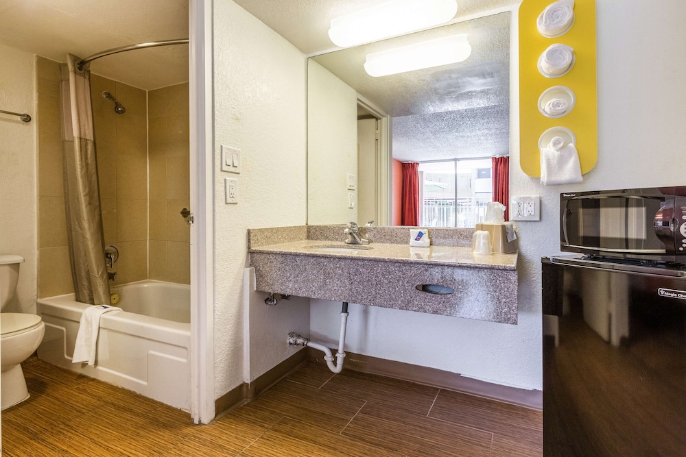 Standard Room, 1 King Bed, Non Smoking, Refrigerator & Microwave - Photo 7