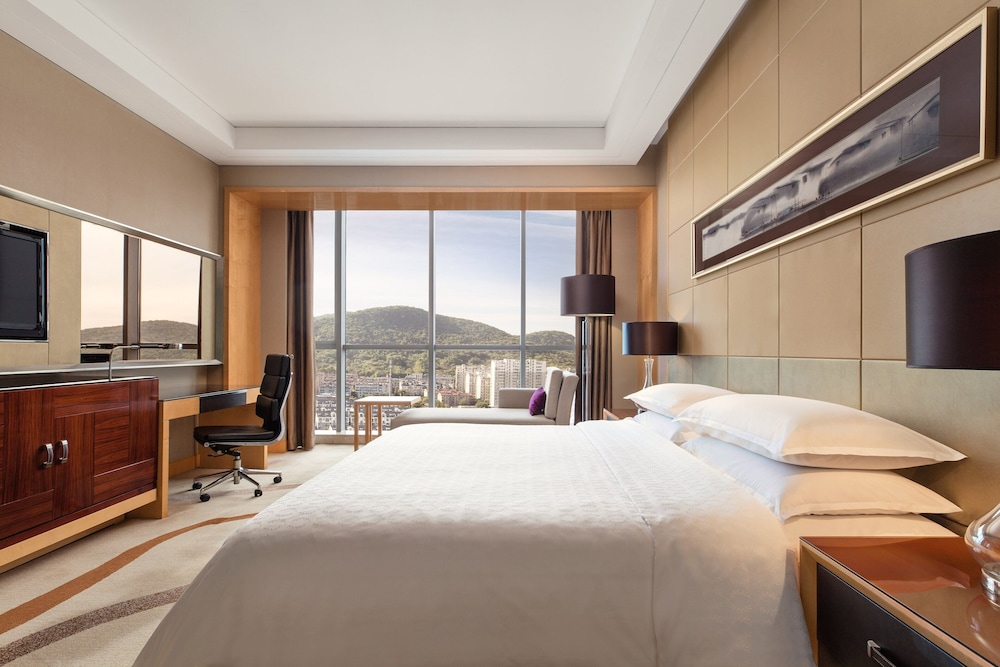 Room, 1 King Bed, Mountain View - Photo 4