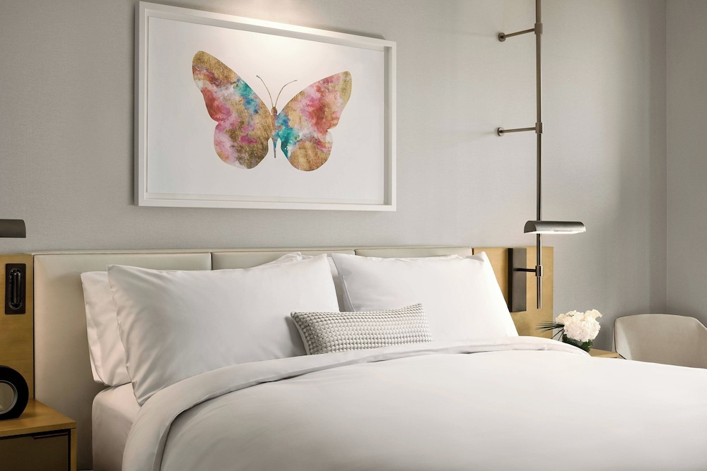 Executive Room, 1 King Bed thumbnail 5