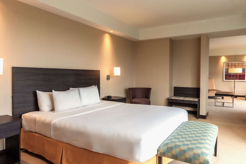 Suite, 1 King Bed, Corner (Executive Floor)