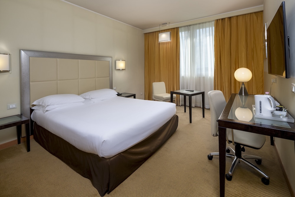 Standard Room, Multiple Beds - Photo 3