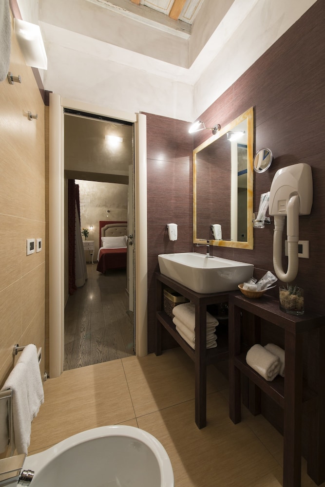 Romantic Double Room, 1 King Bed, Ensuite, City View photo 3