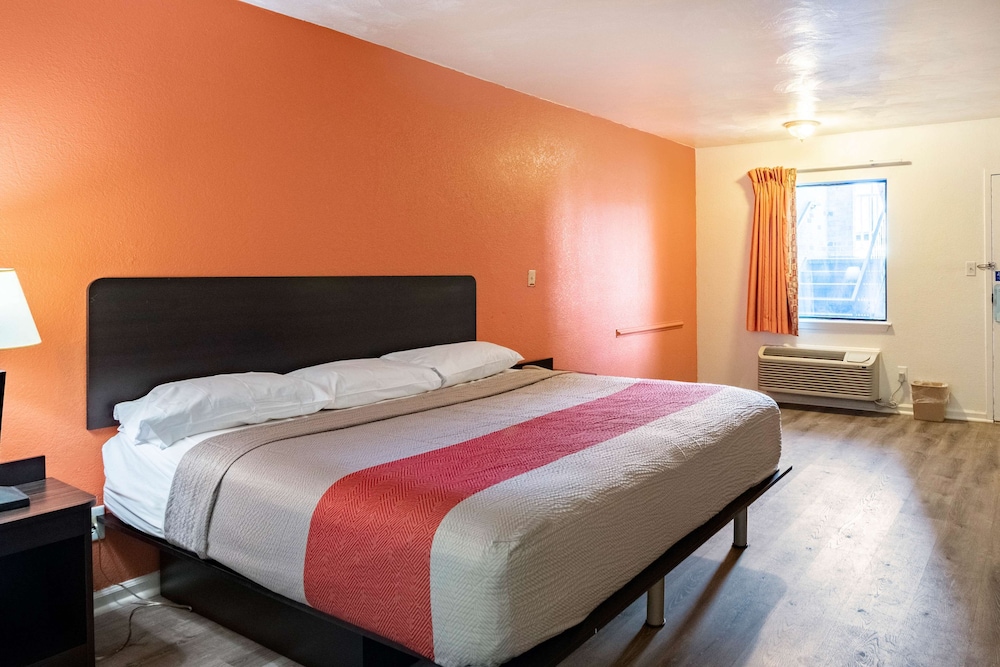 Deluxe Room, 1 King Bed, Smoking, Kitchenette - Photo 1