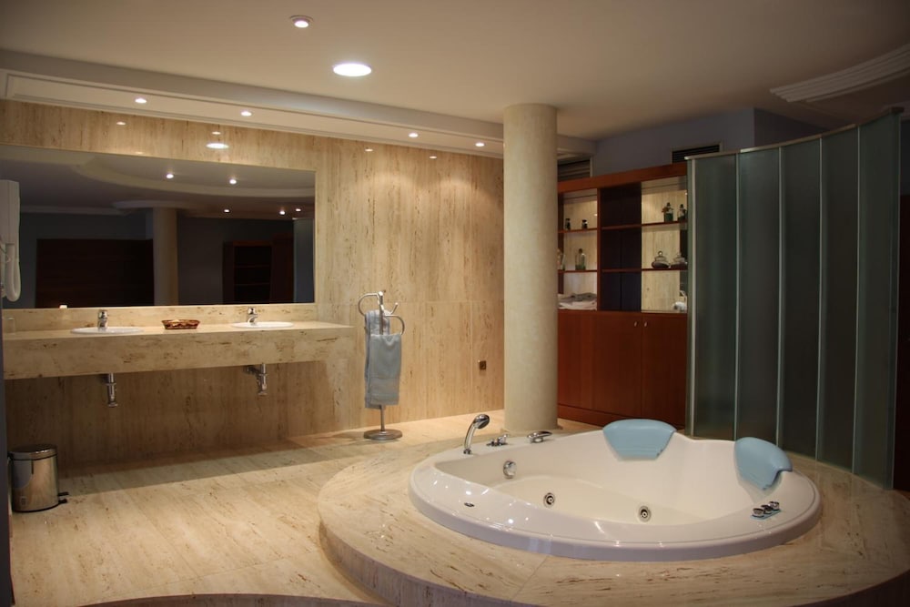 Deluxe Suite, Jetted Tub photo 3
