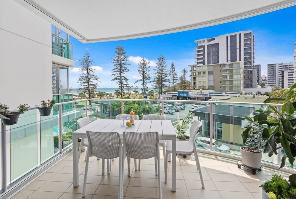 Luxury Beachfront Stay in Kirra photo 2