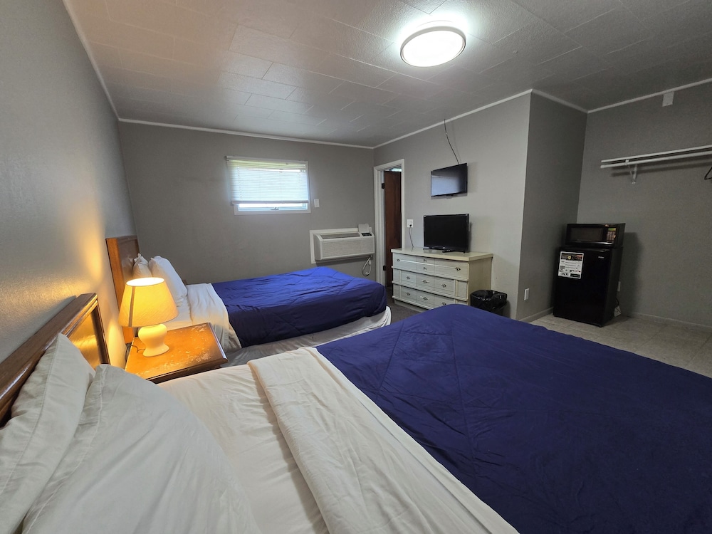 Room, 2 Double Beds, Non Smoking - Photo 7