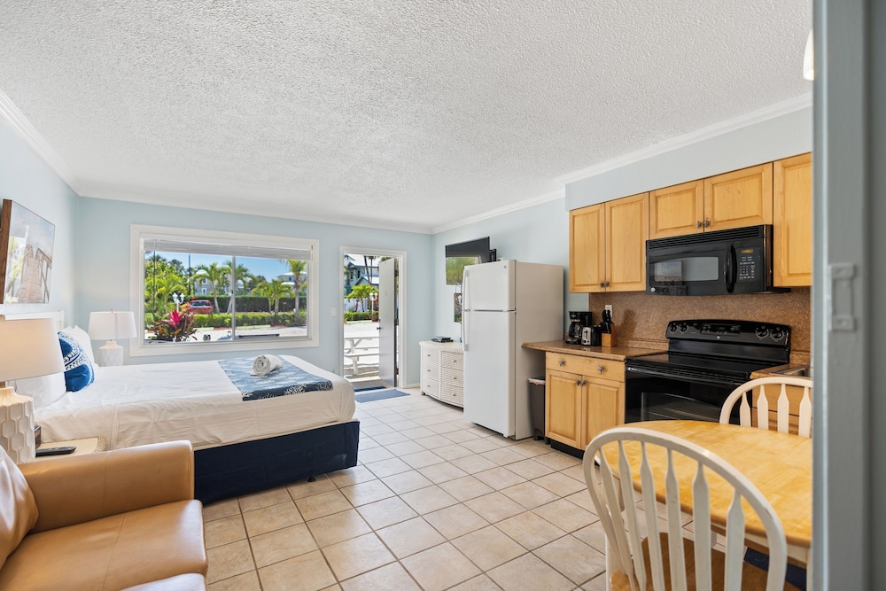 Motel Room With Kitchen Units #24, #25, #26, & #27 (at Tropical Breeze) photo 2