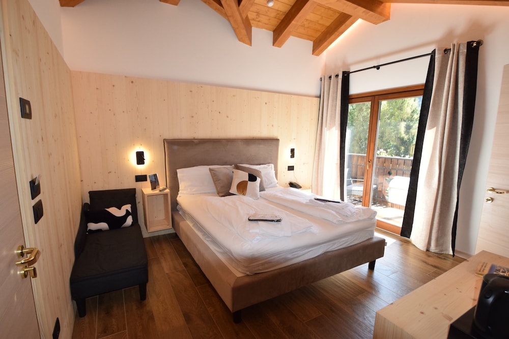Superior Room, 1 Queen Bed, Mobility Accessible, Mountain View