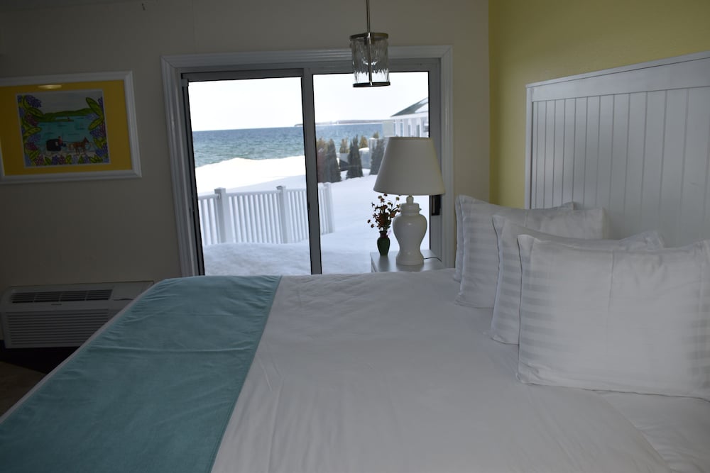 Standard Room, 1 King Bed, Lake View photo 1
