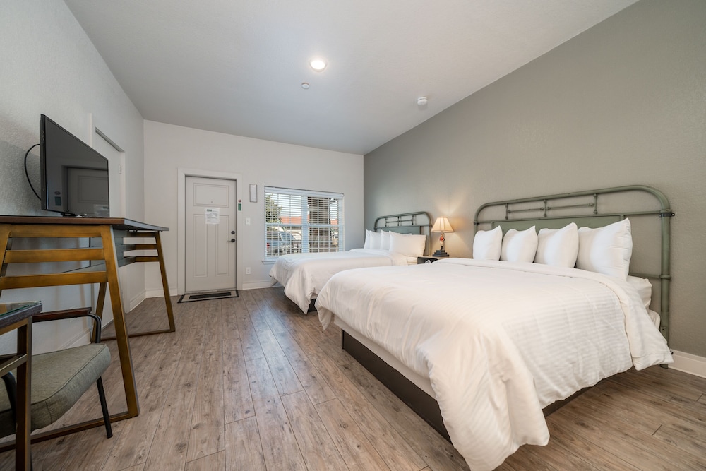 Superior Studio, 2 Queen Beds, Non Smoking photo 2