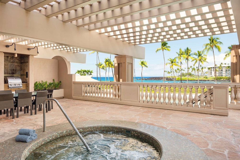 Makai 1 Bedroom Owner Suite, Ocean View, 1 King & Queen Sofa Bed, two floors