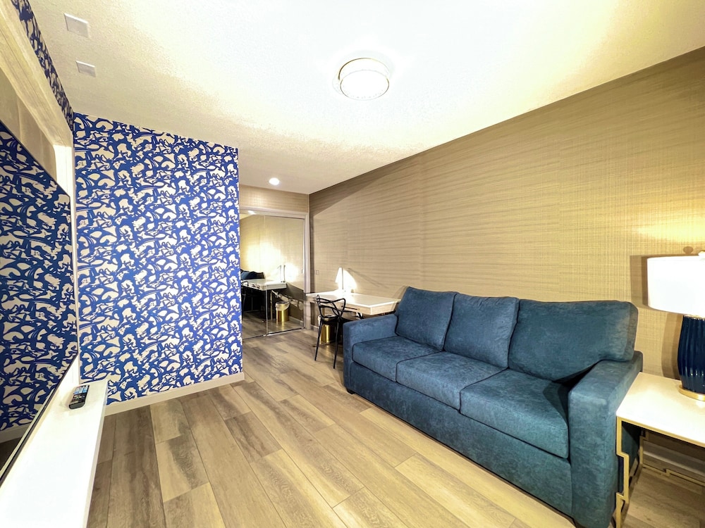 Deluxe Suite, 1 King Bed with Sofa bed, Accessible Bathtub - Photo 3