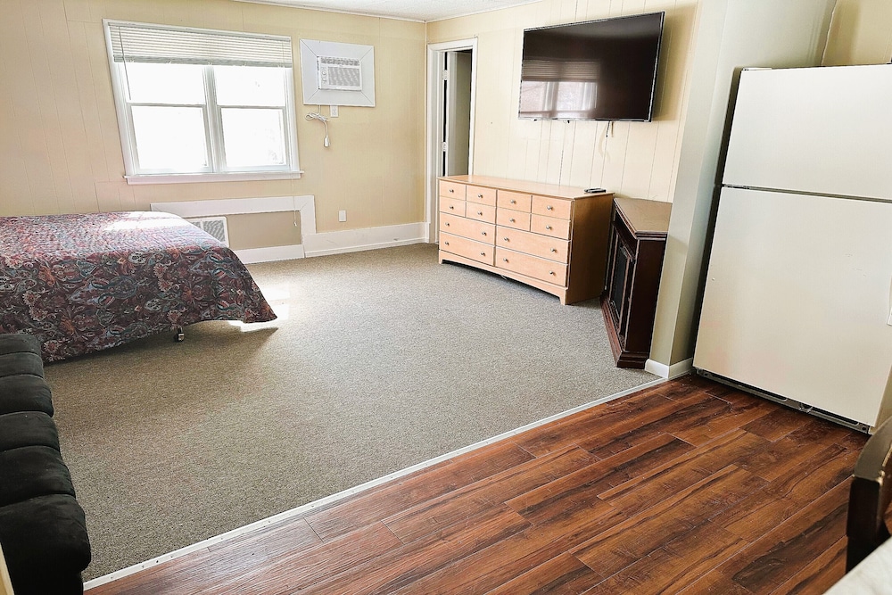 Premium Room, 1 King Bed, Kitchenette photo 3