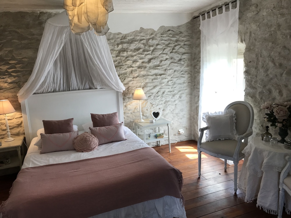 Standard Double Room, 1 Double Bed, Microwave photo 2