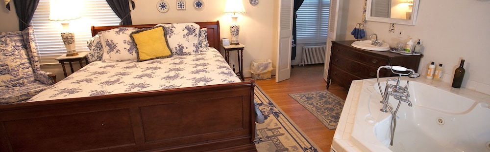 Superior Room, 1 King Bed, Jetted Tub (Blue Willow Room) photo 3