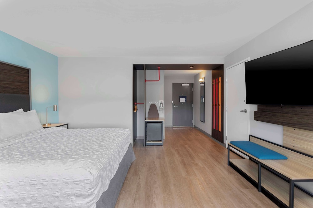 Room, 1 King Bed, Accessible, Bathtub (Mobility & Hearing) photo 1
