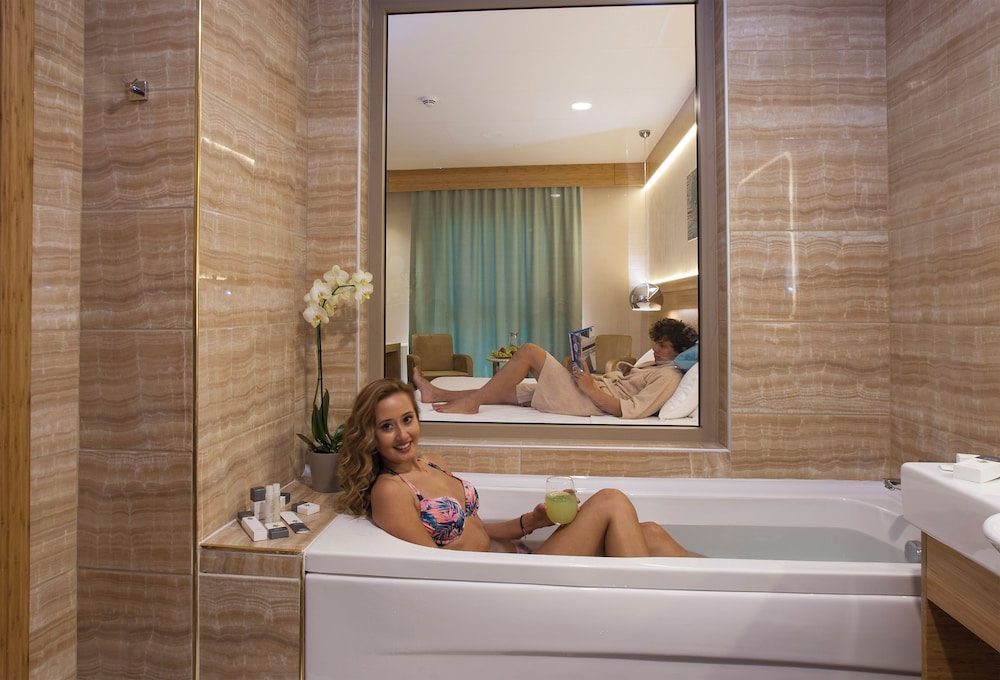 Deluxe Room, Bathtub photo 3