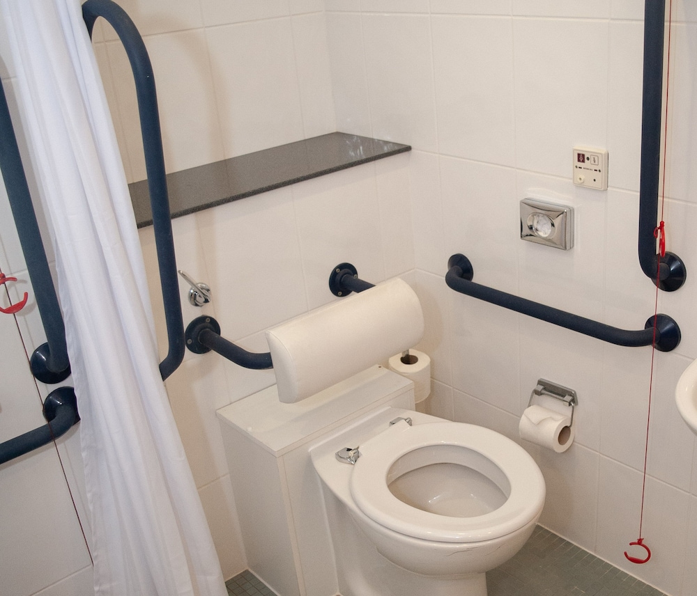 Standard Room, 1 Double Bed, Accessible (with Free Hot Breakfast) - Photo 9