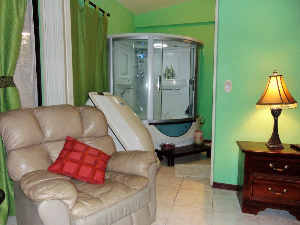 Honeymoon Room - Photo 5