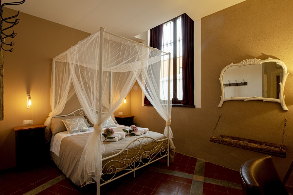 Deluxe Double Room - Photo 13