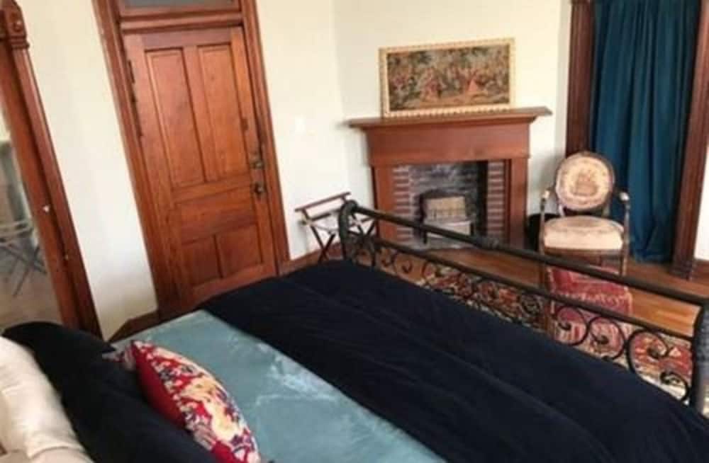 Vineyard Mansion B&B - Emma Room photo 3