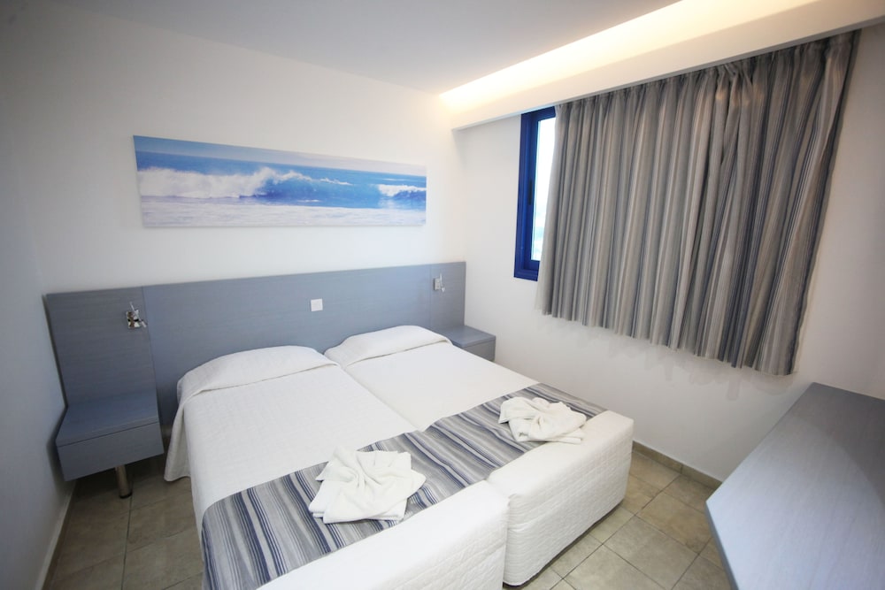 Superior Room, Partial Sea View (2 Twin Rooms Interconnecting Door) photo 3