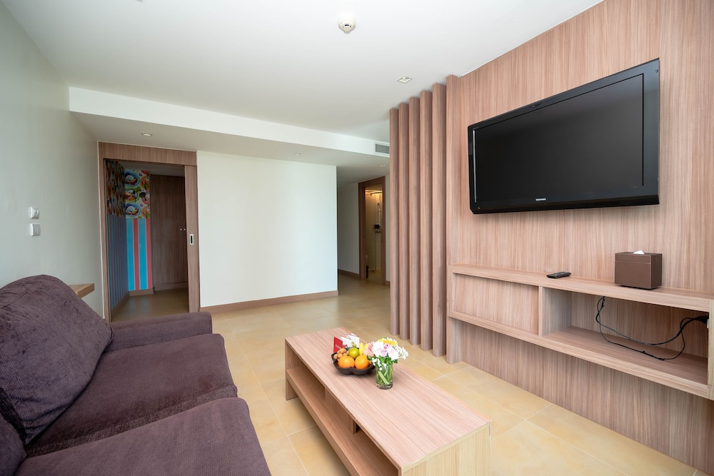 Family Room, 1 King Bed (King+Bunk) - Photo 2