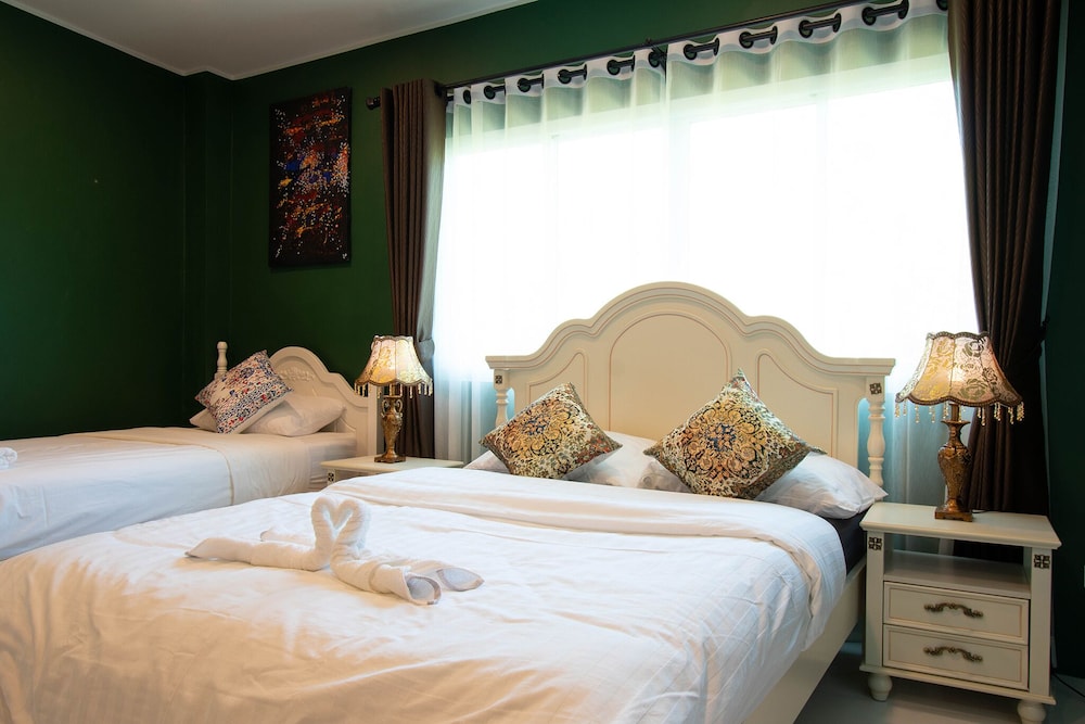 Family Triple Room, Multiple Beds, Non Smoking, Pool Access