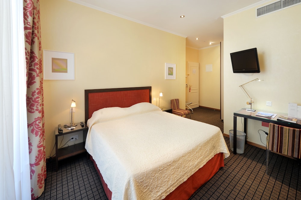 Standard Double Room - Photo 9
