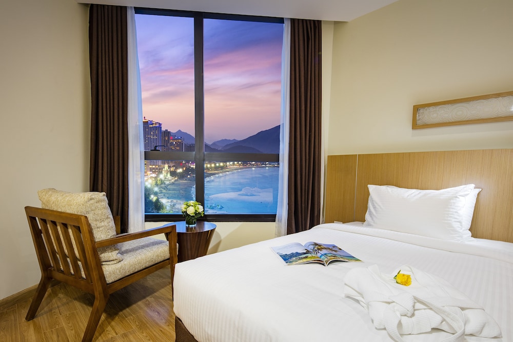 Deluxe King Partial Sea View Room