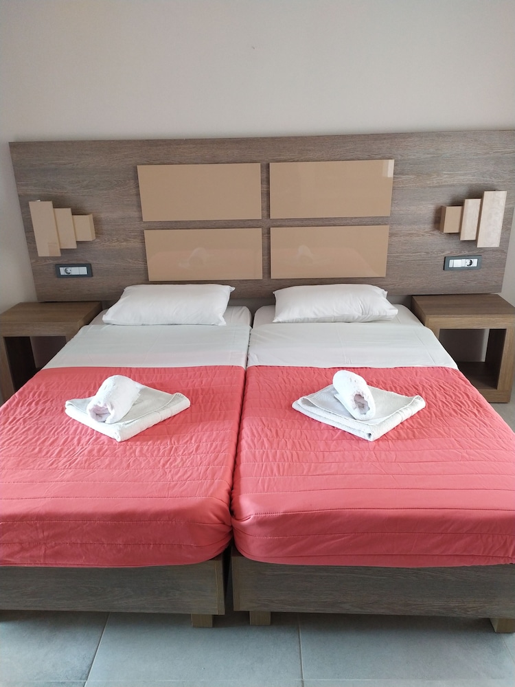 Basic Studio, 2 Twin Beds