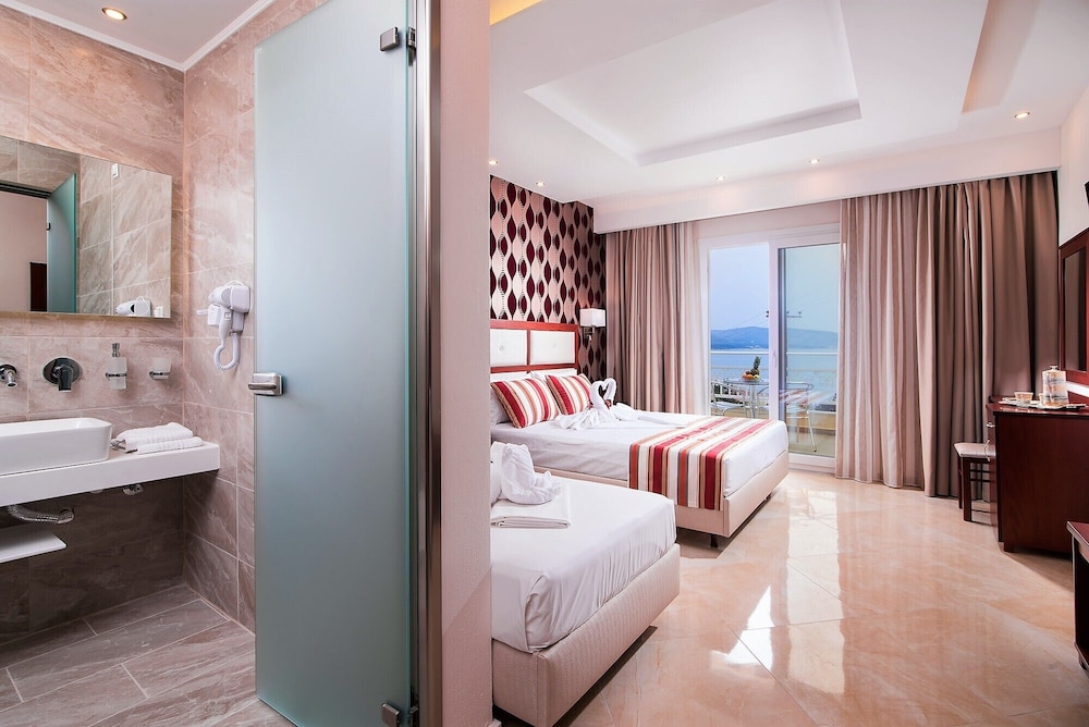 Deluxe Triple Room, Sea View photo 3