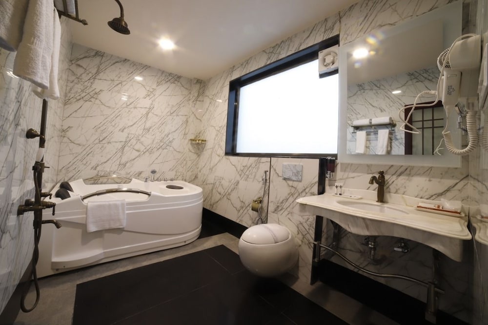 Semi Suite with Jacuzzi