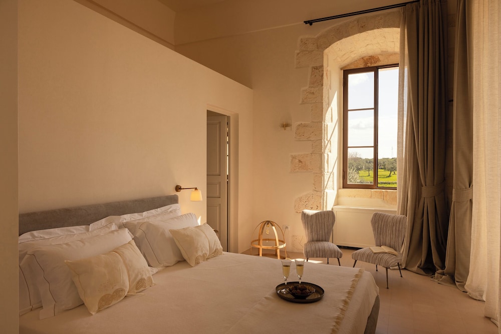 Deluxe Suite, Partial Sea View