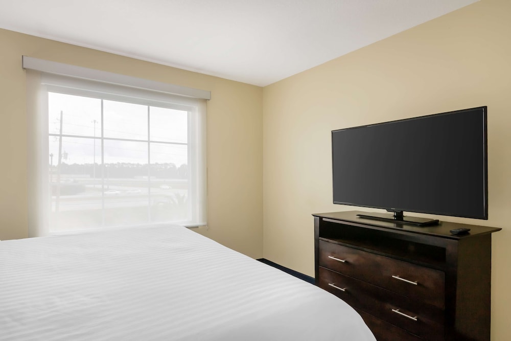Suite, 1 King Bed, Non Smoking, Refrigerator & Microwave - Photo 2