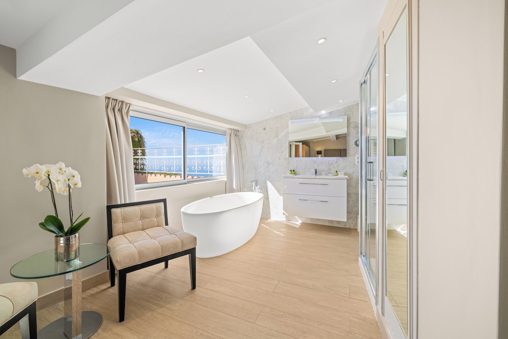 Chambre Double Supérieure, vue partielle sur la mer Chambre Double Supérieure, vue partielle sur la mer