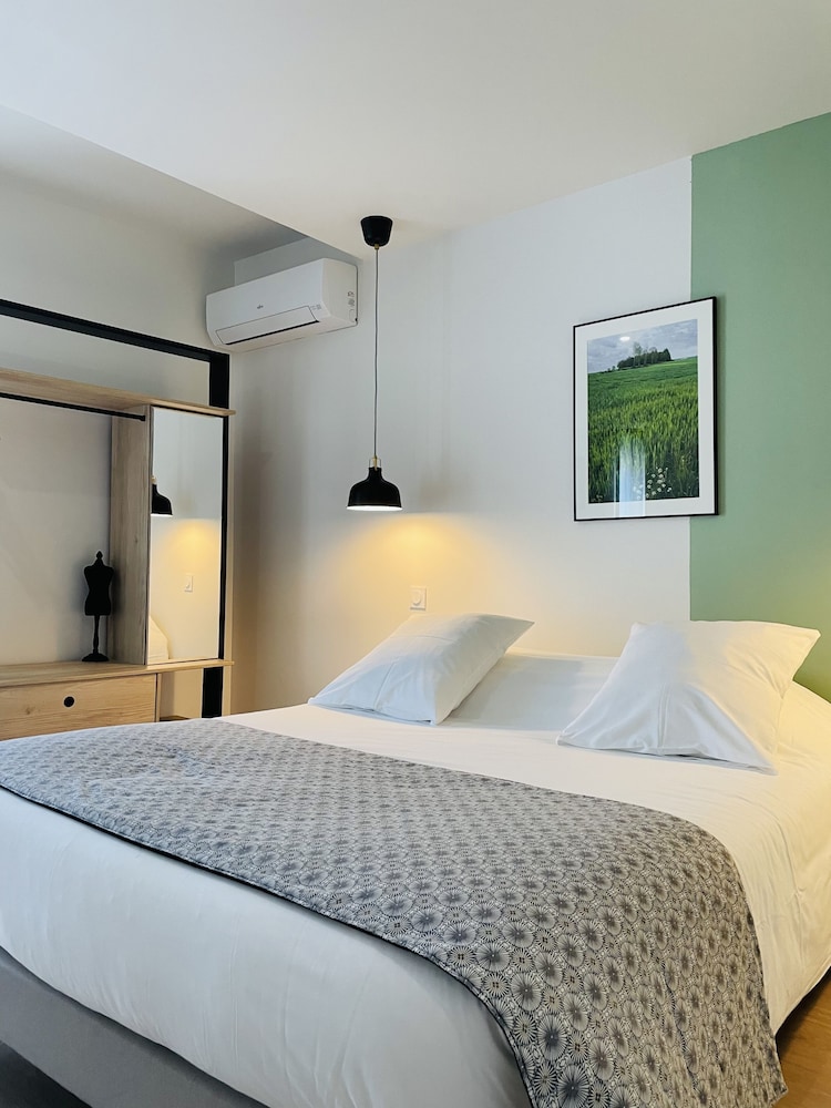 Suite - Photo 3