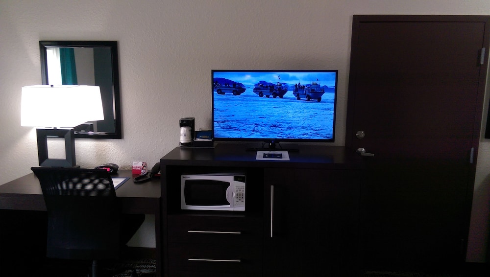 Suite, Multiple Beds, Non Smoking, Refrigerator & Microwave (With Sofabed) - Photo 2