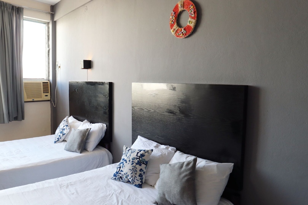Standard Room (3 Double Beds) photo 3