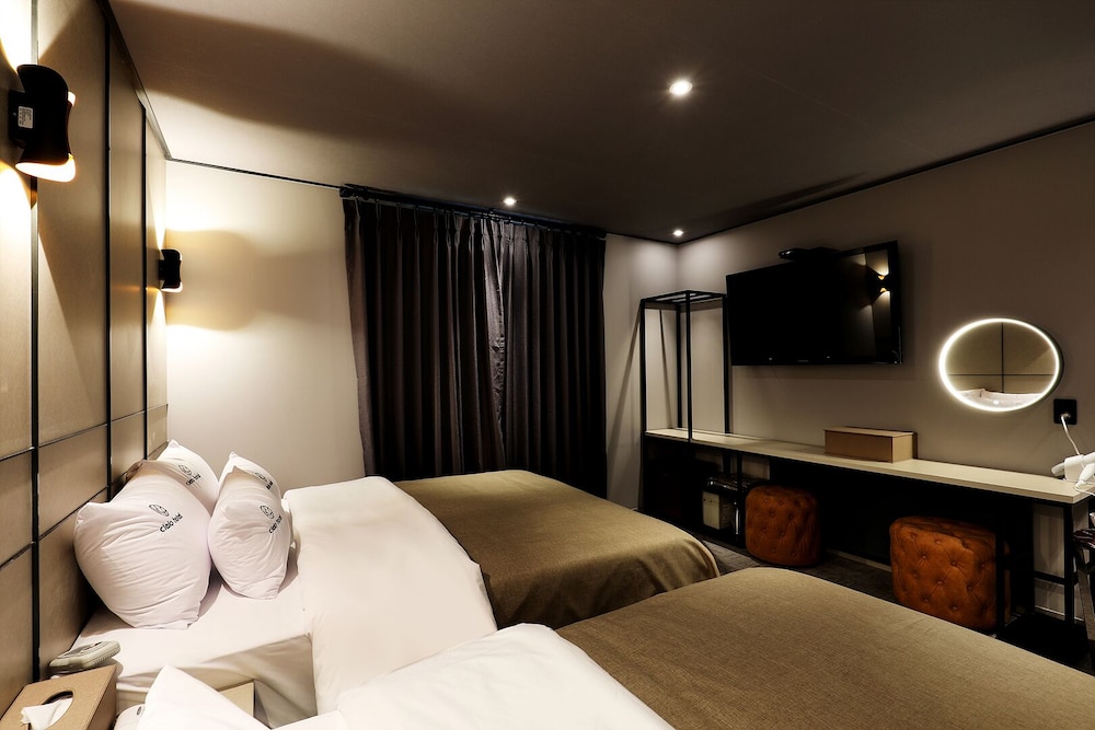 Twin Room - Photo 7