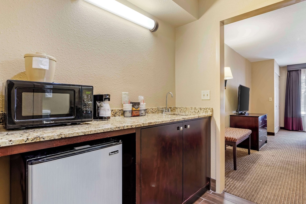 Suite, 2 Queen Beds, Non Smoking, Refrigerator & Microwave photo 3