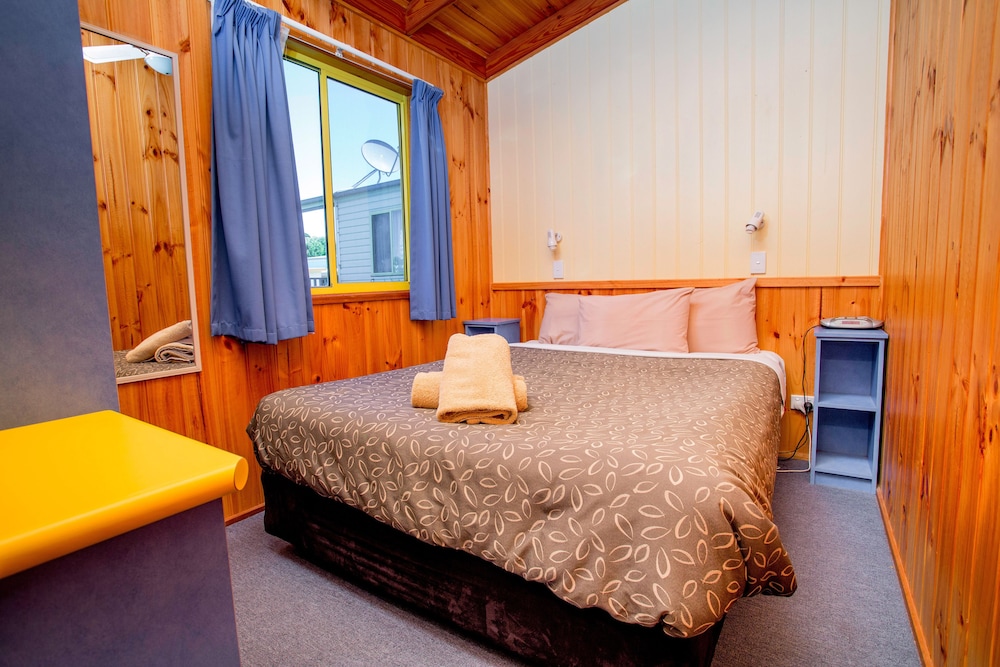 2 Bedroom Cabin with Spa - Sandpiper photo 2