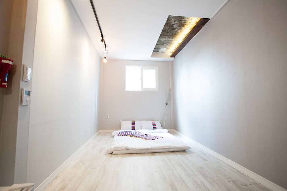 Room 302 photo 1