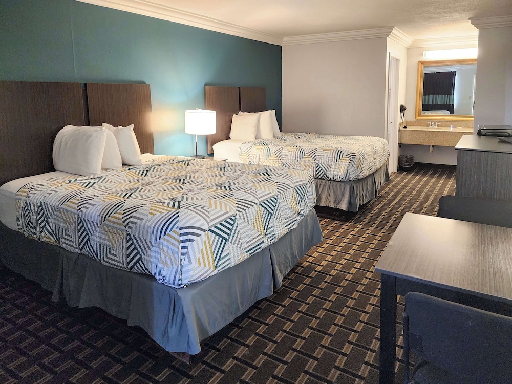 Deluxe Room, 2 Queen Beds, Non Smoking, Refrigerator & Microwave - Photo 2