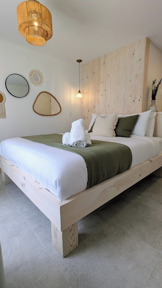 Deluxe Room, 1 Queen Bed photo 1