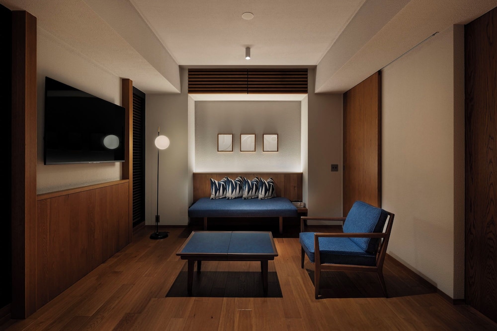 Club Corner King (with Lounge Access, Free Minibar, High Floor) - Photo 3