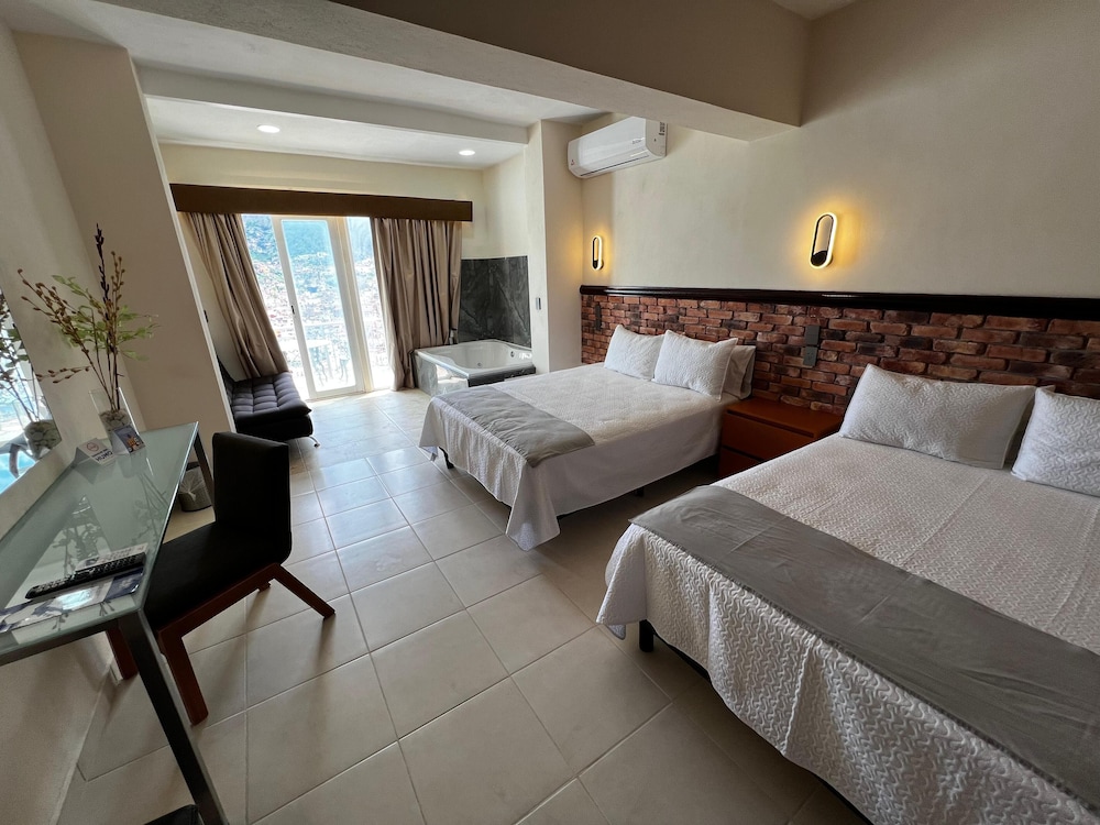 Superior Studio Suite, 2 Queen Beds, Balcony
