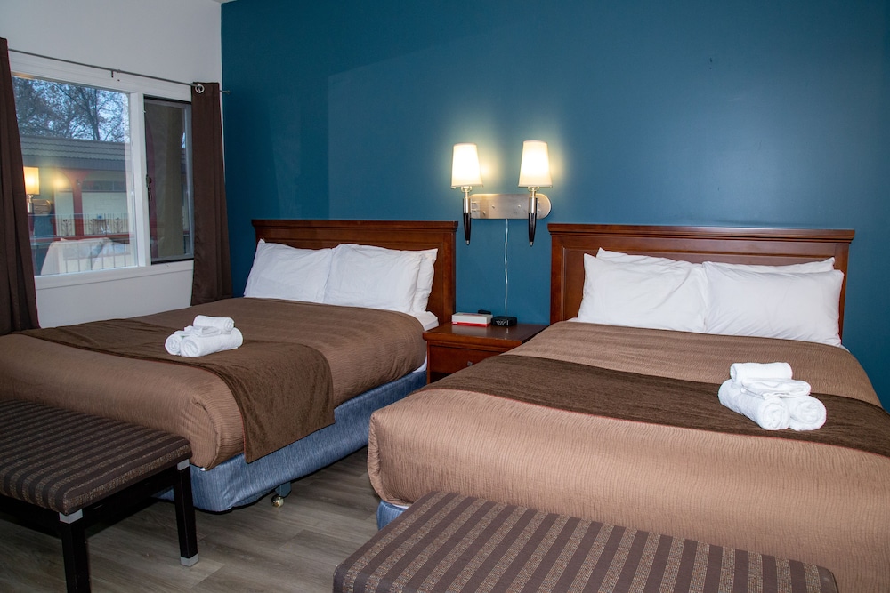 Studio, 2 Queen Beds (located on 2nd level) photo 1