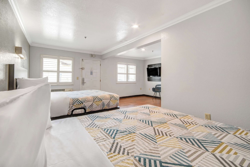 Deluxe Suite, 2 Queen Beds, Non Smoking, Refrigerator & Microwave photo 2